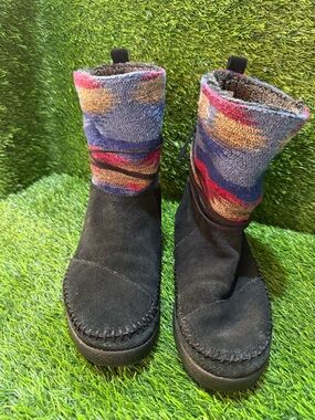 Tom’s women’s Nepal Aztec black moccasin Suede Boots / Multicolor Knit Cuffs new